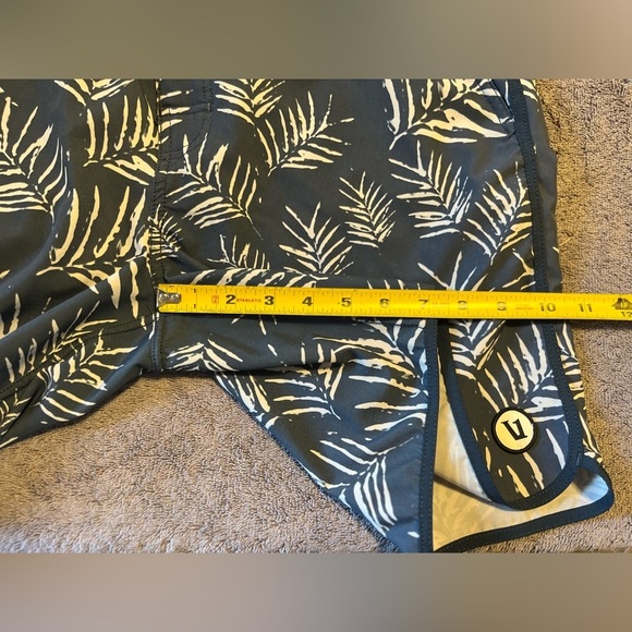 Vuori Cruise Board Shorts Blue Leaf Size 32 Unlined - Picture 8 of 8